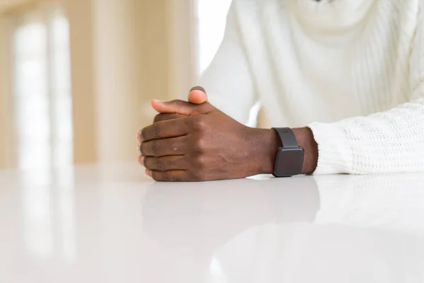 Fechar Mãos Cruzadas Homem Africano Sobre Mesa — Fotografia de Stock