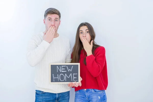 Bela Jovem Casal Sobre Fundo Branco Segurando Quadro Negro Com — Fotografia de Stock