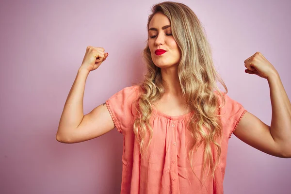Mujer Hermosa Joven Con Camiseta Pie Sobre Fondo Aislado Rosa —  Fotos de Stock