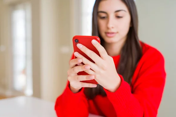 Jovem Mulher Usando Smartphone Sorrindo Mensagens Texto Felizes Digitação — Fotografia de Stock