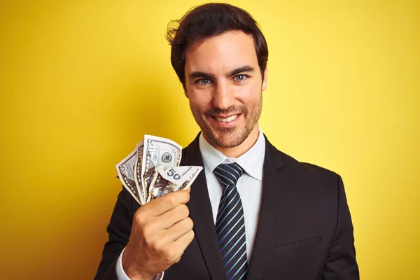 Joven Hombre Negocios Guapo Con Traje Sosteniendo Dólares Sobre Fondo — Foto de Stock