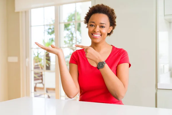 Jonge Mooie Afrikaanse Amerikaanse Vrouw Thuis Verbaasd Lachend Naar Camera — Stockfoto