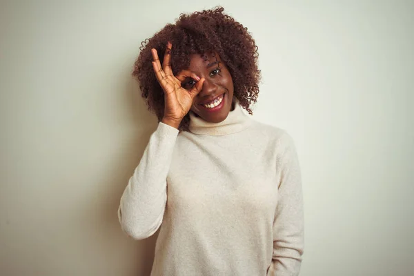 Jonge Afrikaanse Afro Vrouw Dragen Coltrui Trui Geïsoleerde Witte Achtergrond — Stockfoto