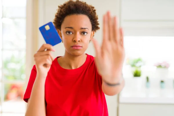 Jovem Afro Americana Segurando Cartão Crédito Com Mão Aberta Fazendo — Fotografia de Stock