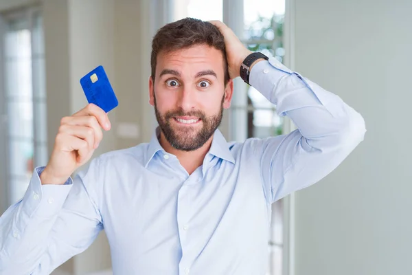 Hombre Negocios Guapo Sosteniendo Tarjeta Crédito Estresado Con Mano Cabeza —  Fotos de Stock