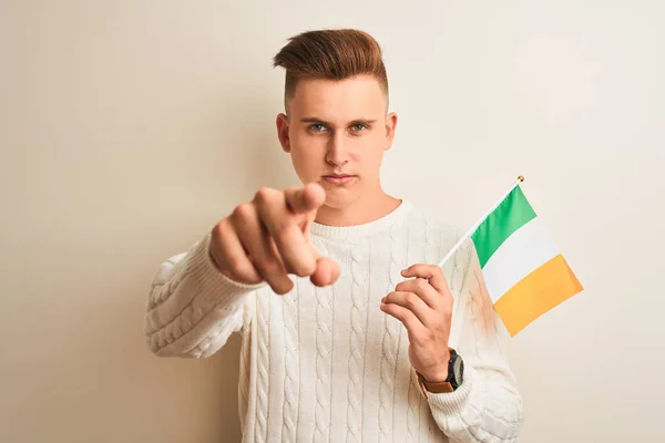 Junger Gutaussehender Mann Mit Irischer Flagge Auf Isoliertem Weißem Hintergrund — Stockfoto