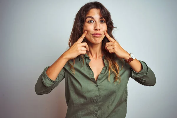 Junge Schöne Frau Grünem Hemd Steht Über Grauem Isoliertem Hintergrund — Stockfoto