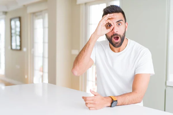 Hombre Hispano Guapo Casual Camiseta Blanca Casa Haciendo Buen Gesto —  Fotos de Stock