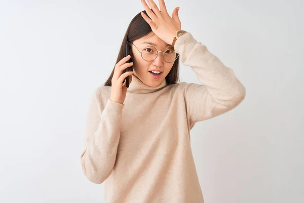 Νεαρή Κινεζική Γυναίκα Μιλάει Στο Smartphone Πάνω Από Απομονωμένο Λευκό — Φωτογραφία Αρχείου