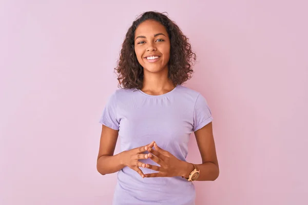 Jovem Brasileira Vestindo Camiseta Sobre Fundo Rosa Isolado Mãos Juntas — Fotografia de Stock