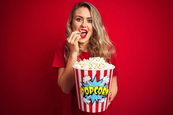 Joven Hermosa Mujer Usando Camiseta Comiendo Palomitas Maíz Sobre Fondo —  Fotos de Stock