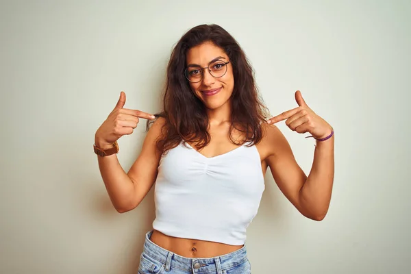 Shirt Gözlük Giyen Genç Güzel Kadın Izole Beyaz Arka Plan — Stok fotoğraf