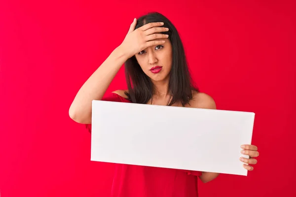 Jovem Mulher Chinesa Bonita Segurando Banner Sobre Fundo Vermelho Isolado — Fotografia de Stock