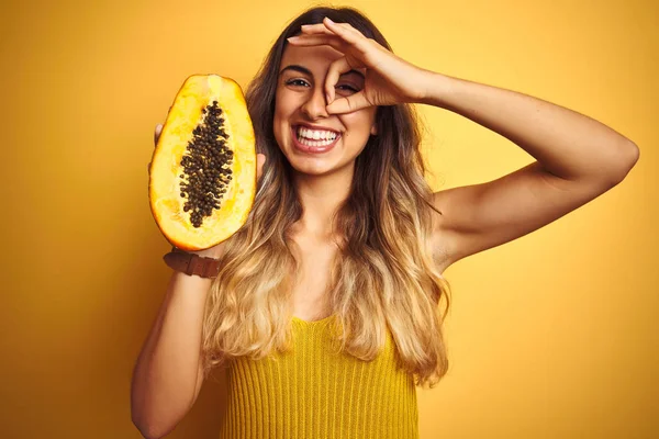 Giovane Bella Donna Che Tiene Papaya Sfondo Giallo Isolato Con — Foto Stock