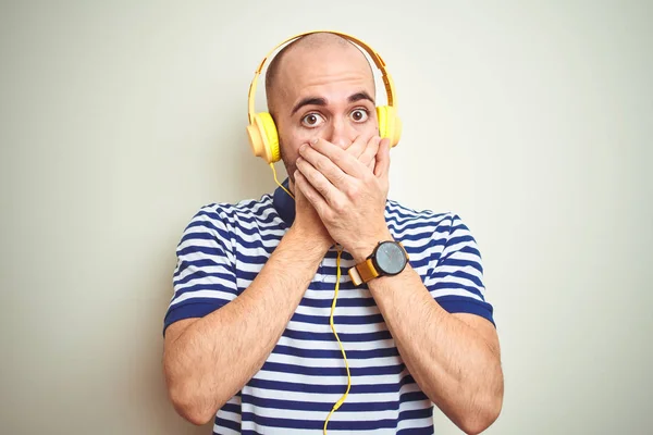 Jovem Ouvindo Música Usando Fones Ouvido Amarelos Sobre Fundo Isolado — Fotografia de Stock