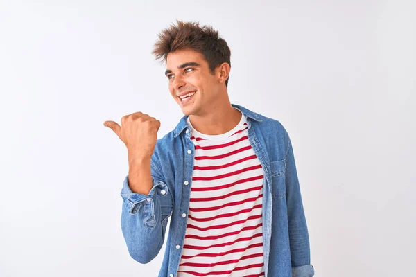 Homem Bonito Jovem Vestindo Camiseta Listrada Camisa Jeans Sobre Fundo — Fotografia de Stock