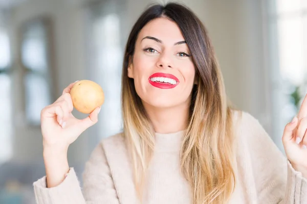 Jovem Bela Mulher Segurando Batata Fresca Casa Muito Feliz Apontando — Fotografia de Stock