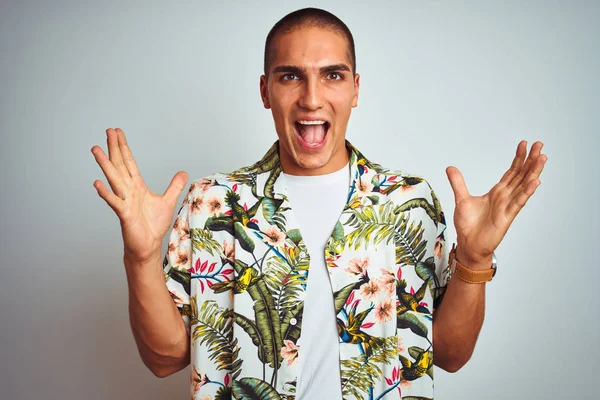 Joven Hombre Guapo Vacaciones Con Camisa Hawaiana Sobre Fondo Blanco — Foto de Stock