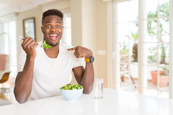 Afričan Americký Muž Požívajíje Čerstvého Zdravého Salátu Překvapením Ukazujícími Prstem — Stock fotografie