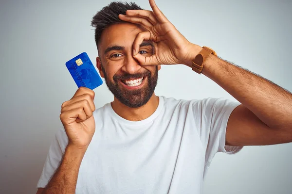 Ung Indisk Kund Man Holding Kreditkort Stående Över Isolerad Vit — Stockfoto