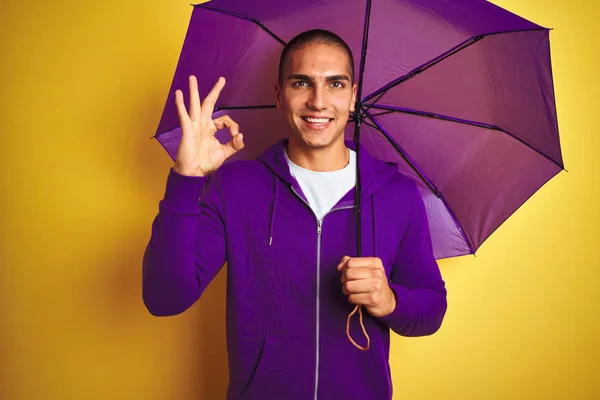 Young Handsome Man Wearing Purple Umbrella Yellow Isolated Background Doing — Stock Photo, Image