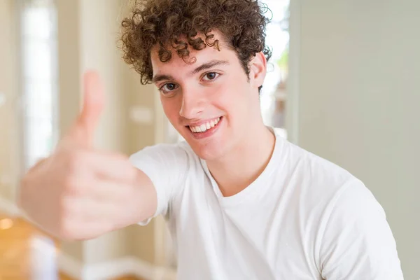 Joven Hombre Guapo Usando Una Camiseta Blanca Haciendo Gesto Feliz —  Fotos de Stock
