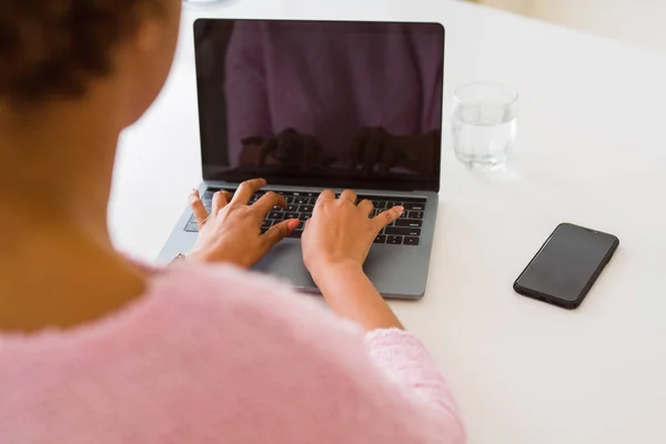 Nahaufnahme einer jungen Frau beim Tippen mit dem Laptop — Stockfoto