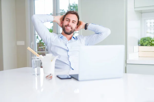 Geschäftsmann essen nehmen asiatische Nudeln essen während der Arbeit u — Stockfoto