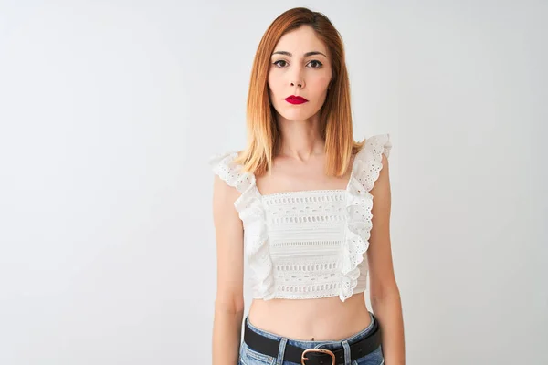 Mulher Ruiva Bonita Vestindo Camiseta Casual Sobre Fundo Branco Isolado — Fotografia de Stock