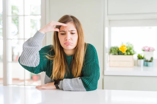 Genç güzel artı boyutu kadın rahat çizgili kazak giyen endişeli ve alnında el ile ilgili bir sorun hakkında vurguladı, sinir ve kriz için endişeli
