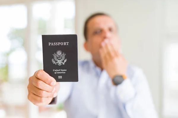 Homem Meia Idade Segurando Passaporte Dos Estados Unidos Cobrir Boca — Fotografia de Stock