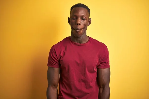 Jeune Homme Afro Américain Portant Shirt Rouge Debout Sur Fond — Photo