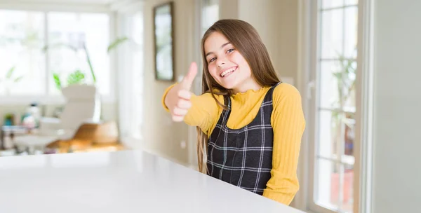 Mooi Jong Meisje Kind Zittend Tafel Gelukkig Duimschroef Opwaarts Gebaar — Stockfoto