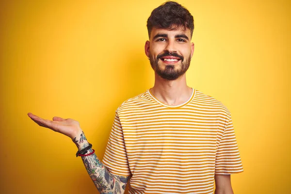 Jovem Com Tatuagem Vestindo Camiseta Listrada Sobre Fundo Amarelo Isolado — Fotografia de Stock