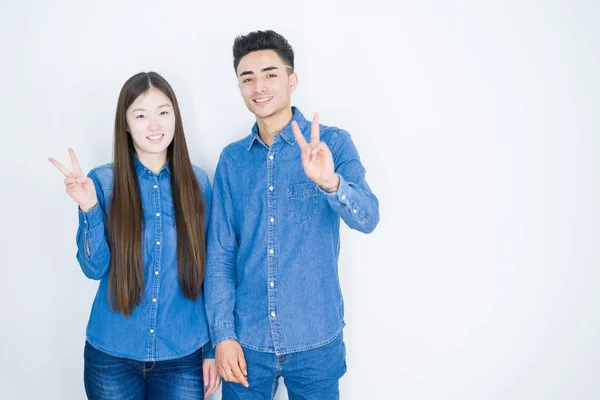 Piękny Młody Asian Para Przez Biały Białym Tle Uśmiechnięty Szczęśliwy — Zdjęcie stockowe