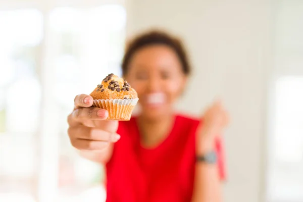 Joven Mujer Afroamericana Comiendo Chips Chocolate Muffins Gritando Orgulloso Celebrando — Foto de Stock