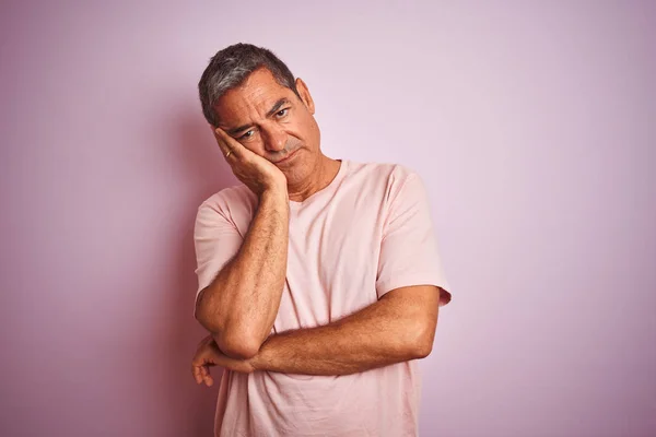 Bonito Homem Meia Idade Vestindo Camiseta Sobre Fundo Rosa Isolado — Fotografia de Stock