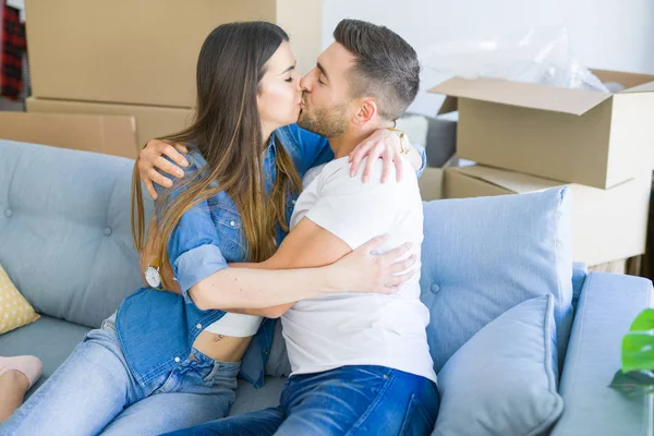 Schönes Paar Umarmt Sich Verliebt Auf Dem Sofa Sehr Glücklich — Stockfoto
