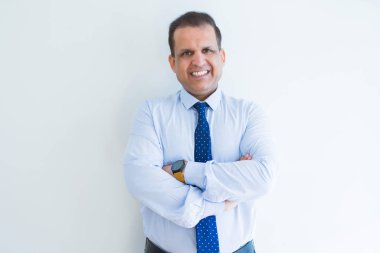 Orta yaş iş adamı kameraya gülümseyen