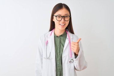 Genç Çinli dooctor kadın izole beyaz arka plan üzerinde gözlük stetoskop giyen el ile jest kadar mutlu başparmak yapıyor. Başarı göstererek kameraya bakan ifadeyi onaylama.