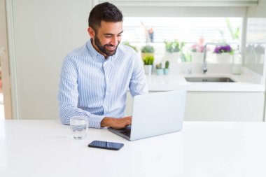 İş adam bilgisayar laptop kullanarak çalışma konsantre 
