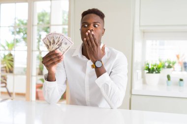 Elli dolarlık banknottutan Afro-amerikan adam hata için utanç la şok el ile ağız kapağı, korku ifadesi, sessizlik, gizli kavram korkmuş