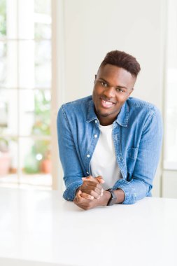 Gülümseyen yüzünde kocaman bir gülümseme ile neşeli Afrika yakışıklı genç