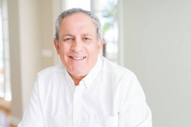 Emin gülümseyen yakışıklı komuta sizde