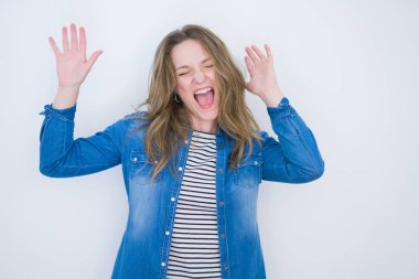 Beyaz izole arka plan üzerinde mavi gözlü güzel sarışın kız kollarını kaldırdı ve kapalı gözleri heyecanlı çığlık ile başarı için deli ve deli kutluyor. Kazanan kavramı