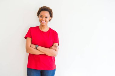 Beyaz arka plan mutlu yüz çapraz silah kameraya bakarak ile gülümseyen genç güzel Afrikalı-Amerikalı kadın. Olumlu bir kişi.