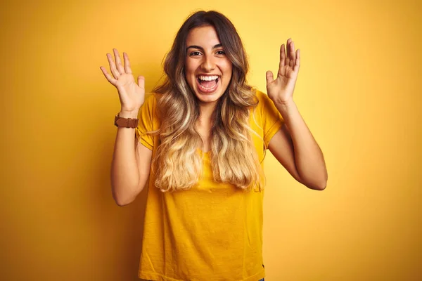 Jovem Mulher Bonita Vestindo Camiseta Sobre Fundo Isolado Amarelo Comemorando — Fotografia de Stock