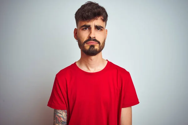 Νέος Άνθρωπος Τατουάζ Φορώντας Κόκκινο Μπλουζάκι Στέκεται Πάνω Από Απομονωμένο — Φωτογραφία Αρχείου