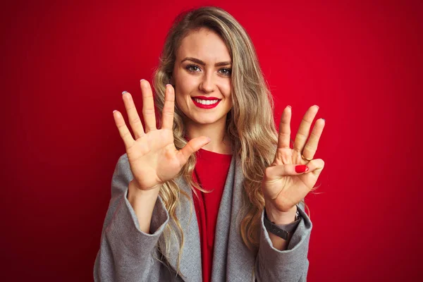 Junge Schöne Geschäftsfrau Eleganter Jacke Steht Über Rotem Isoliertem Hintergrund — Stockfoto