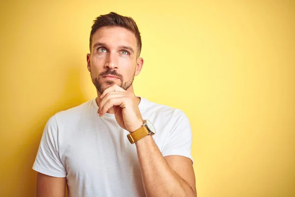 Jovem Bonito Homem Vestindo Casual Branco Shirt Sobre Amarelo Isolado — Fotografia de Stock